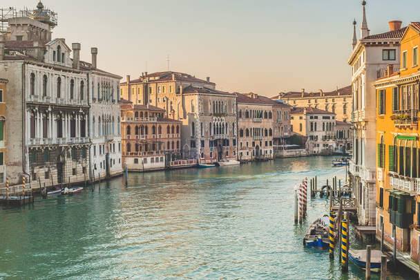 Ζωή στο μεγάλο κανάλι στη Βενετία της Ιταλίας - Φωτογραφία, εικόνα