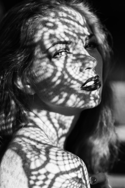 Ritratto di una giovane donna affascinante all'aperto. Luce e ombra
. - Foto, immagini