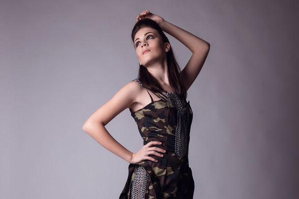 Όμορφη γυναίκα στην στρατιωτική ένδυση μόδας - Φωτογραφία, εικόνα