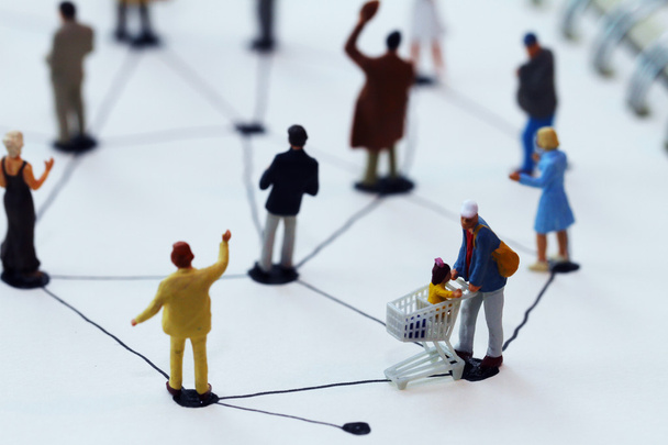 close-up de pessoas em miniatura com diagrama de rede social em aberto - Foto, Imagem