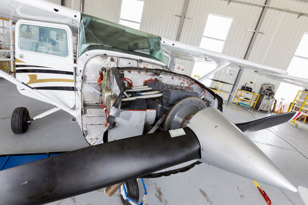 Repairing small propeller airplane - Foto, afbeelding