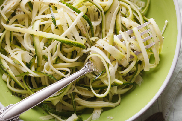 Dietary zucchini pasta in a bowl macro. horizontal top view - Fotografie, Obrázek