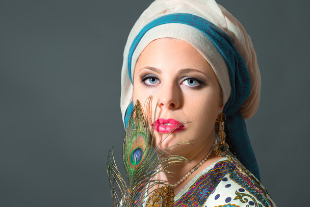 Κοντινό πλάνο με πορτρέτο του όμορφη γυναίκα που φοράει το τουρμπάνι - Φωτογραφία, εικόνα