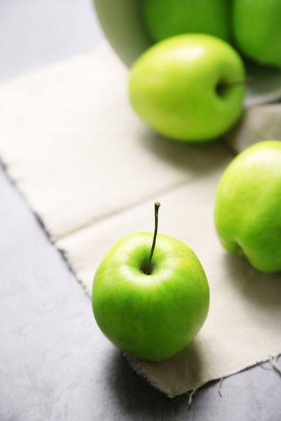 Green apples on wooden table with napkin, closeup - Foto, Imagen