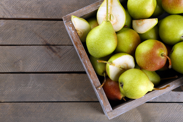 Ripe pears in wooden box on table close up - Valokuva, kuva