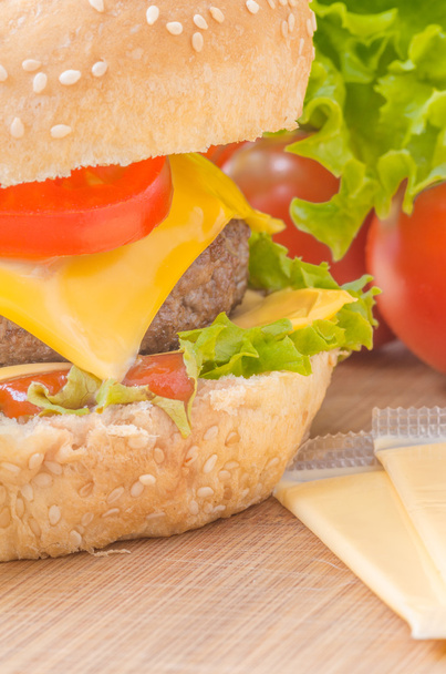 Délicieux cheeseburger à la laitue ; boeuf ; double fromage et ketchup
 - Photo, image
