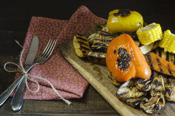 Alimentation saine légumes grillés sur table en bois
 - Photo, image