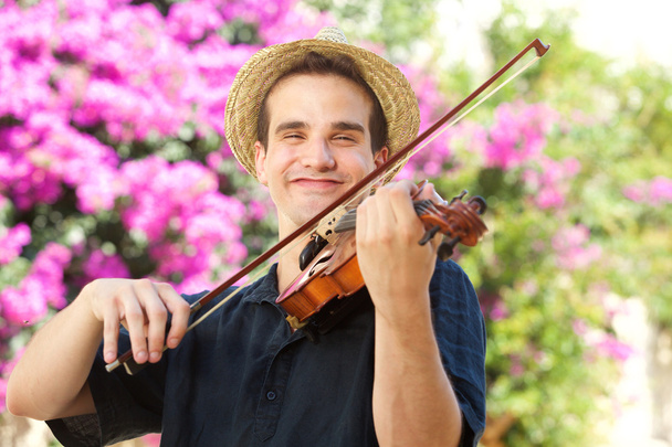 Ευτυχισμένος άνθρωπος παίζει βιολί έξω από - Φωτογραφία, εικόνα
