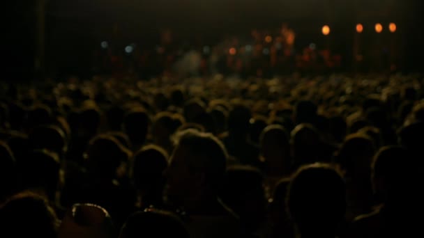 Unkonzentriertes Publikum bei einem Konzert - Filmmaterial, Video