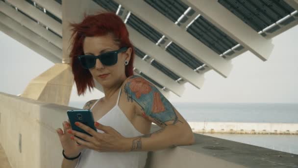 Osztályozott shot egy tetovált nő használ egy okos telefon 4k Uhd lövés - Felvétel, videó