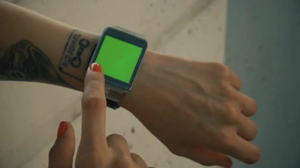 Γυναίκα με τη χρήση του το πράσινο προβληθεί έξυπνη ρολόι - Πλάνα, βίντεο