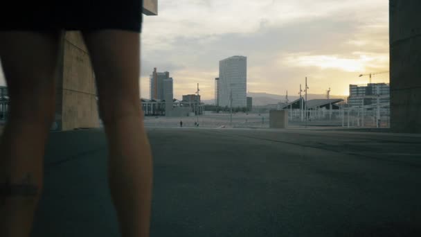 Siyah etek ve beyaz gömlek giyen yavaş Barcelona'da pateni kadın - Video, Çekim
