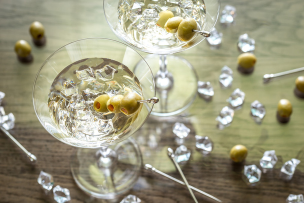 Два коктейлі з оливковою мартіні
 - Фото, зображення