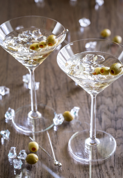 Два оливковых коктейля с мартини
 - Фото, изображение