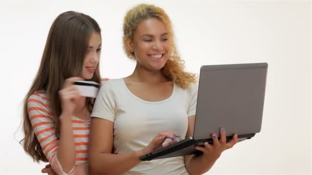 Las niñas adictos a las compras para comprar en línea
 - Metraje, vídeo