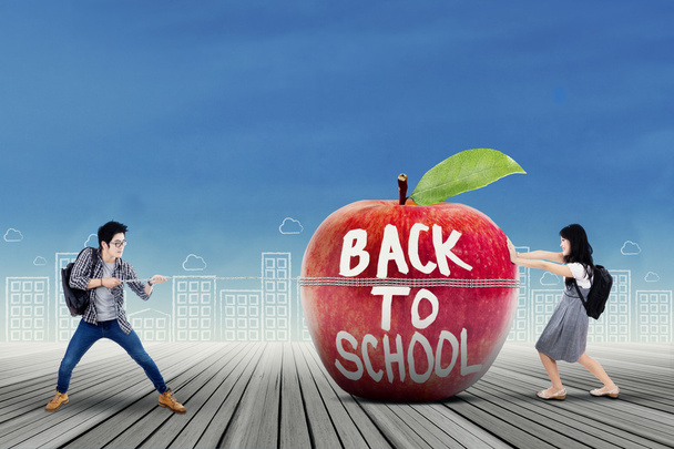 Φοιτητές και μήλο με κείμενο της επιστροφή στο σχολείο - Φωτογραφία, εικόνα