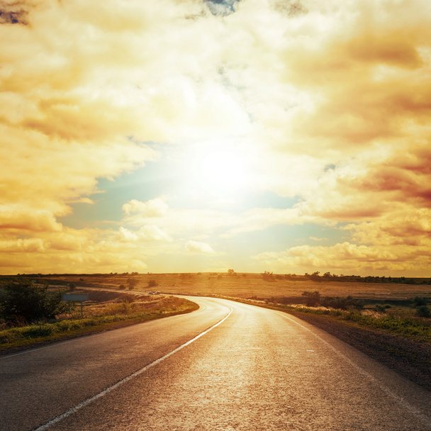 dramática por do sol nas nuvens sobre a estrada de asfalto - Foto, Imagem
