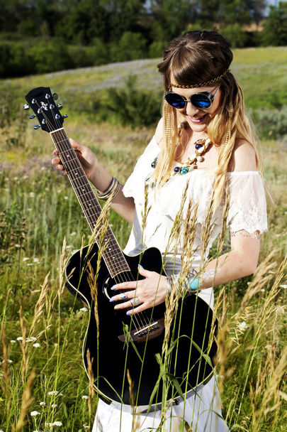 Nádherný hippie dívka s kytarou - Fotografie, Obrázek