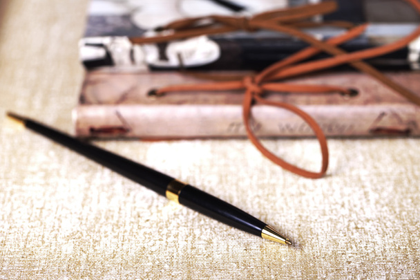 μαύρο στυλό και το χαρτί εκλεκτής ποιότητας - Φωτογραφία, εικόνα