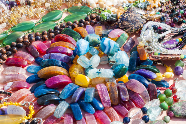 Perle, Perle, Perle. ein kleines Stück Glas, Stein oder ähnliches Material, typischerweise abgerundet und perforiert zum Einfädeln mit anderen als Halskette  - Foto, Bild