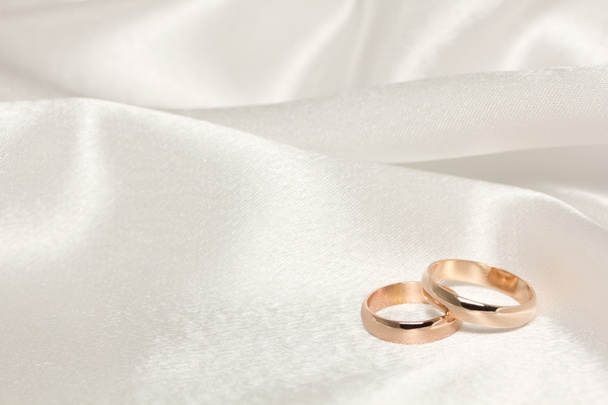 Beyaz kumaş üzerine iki düğün yüzük - Fotoğraf, Görsel