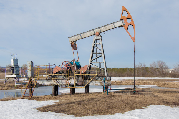 Αντλίες πετρελαίου. Εξοπλισμός βιομηχανίας πετρελαίου. Ακτίνα μονάδα άντλησης πετρελαίου και φυσικού αερίου - Φωτογραφία, εικόνα