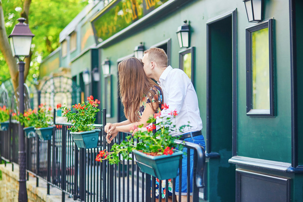 Couple romantique sur le balcon décoré de fleurs
 - Photo, image