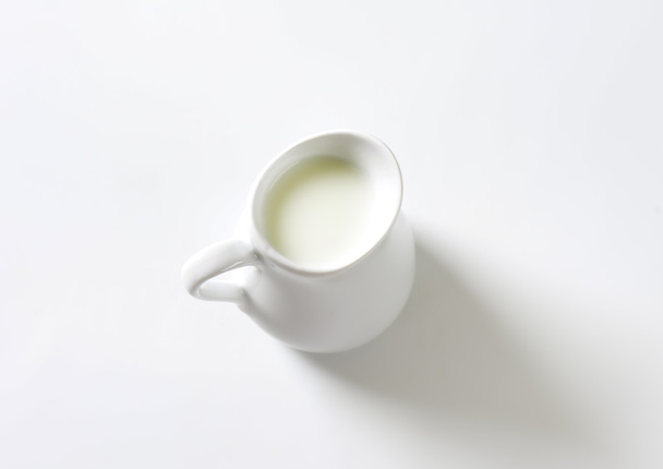 Tuoretta maitoa sisältävä kannu
 - Valokuva, kuva