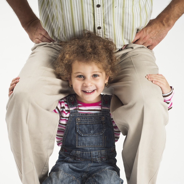 Счастливая малышка держит отца на плечах
 - Фото, изображение