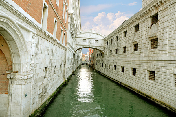 Góndola en el pequeño canal que pasa hacia el famoso Puente de los Suspiros (Ponte dei Sospiri) en Venecia, Italia
. - Foto, Imagen