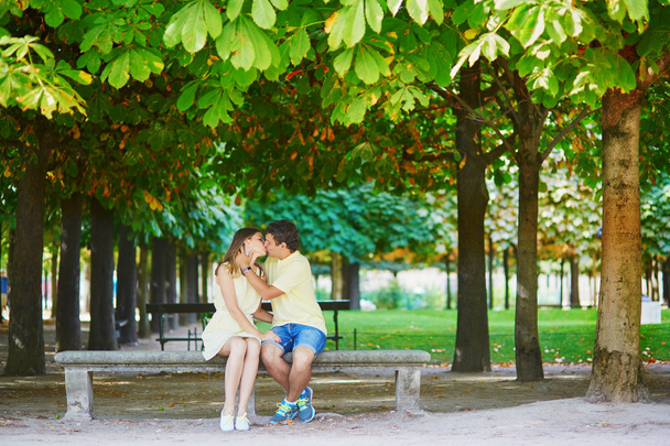 Romantic dating couple in Paris - Foto, Bild