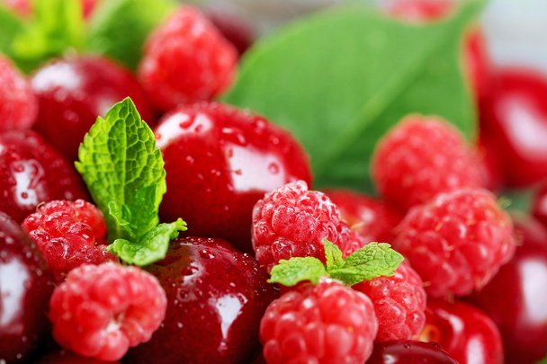 Sweet cherries and raspberries - Φωτογραφία, εικόνα