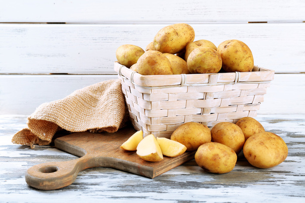 Young potatoes in wicker basket - Foto, afbeelding