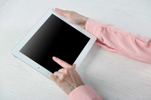 Woman using digital tablet - Foto, afbeelding