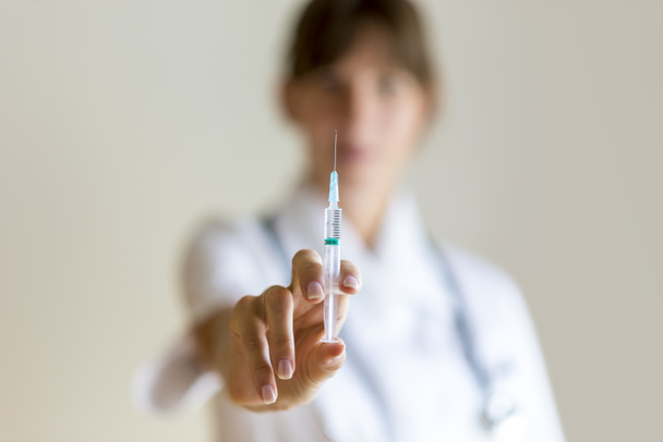 Verpleegkundige houden een injectie naald - Foto, afbeelding