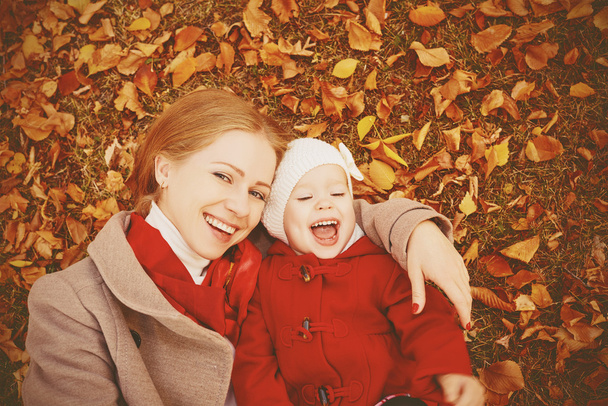 familia feliz: madre e hija pequeña jugar abrazos en
  - Foto, Imagen