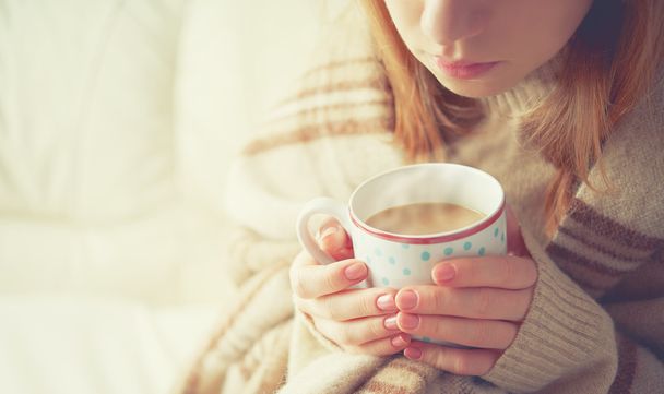 tazza di caffè caldo che si scalda nelle mani di una ragazza
 - Foto, immagini