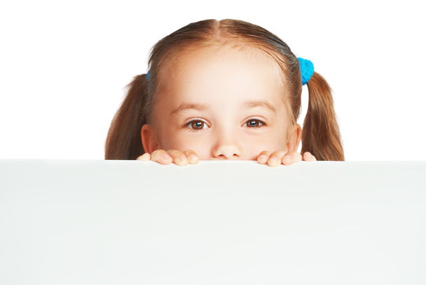 Щаслива дівчинка і порожній білий плакат рекламний щит
 - Фото, зображення