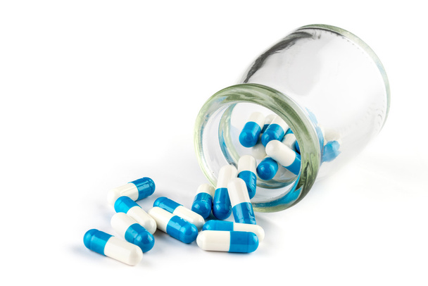 голубые капсулы с прозрачной бутылкой, медицинским обслуживанием и лекарствами
 - Фото, изображение