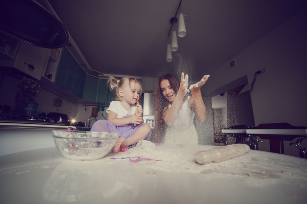 Mère et fille dans la cuisine - Photo, image