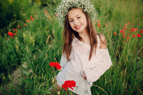 hermosa niña posando en una falda corona de amapolas
 - Foto, imagen