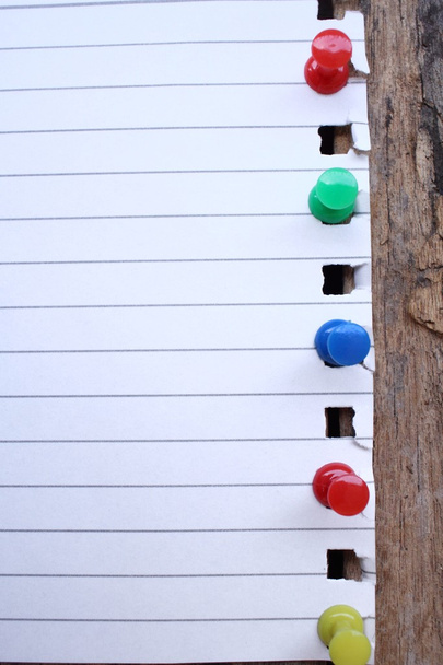 Notes de papier avec broches colorées
 - Photo, image