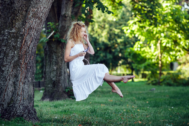 girl levitates in nature - Foto, Imagem