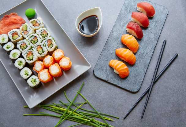 Sushi Maki and Niguiri soy sauce and wasabi - Foto, Imagen