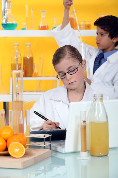 Two children in laboratory - Foto, Bild