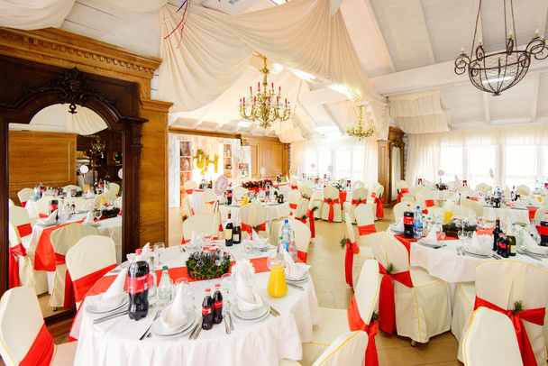 mesas servidas no restaurante do casamento que decora no estilo do Natal
 - Foto, Imagem