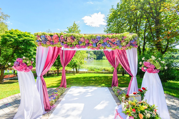 Çiçekli bahçe içinde güzel düğün kemer - Fotoğraf, Görsel