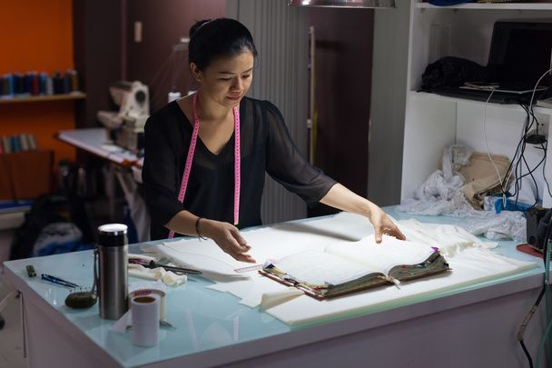 Aziatische vrouwelijke kleermaker - Foto, afbeelding