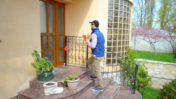 Courier Delivering a Package - Záběry, video