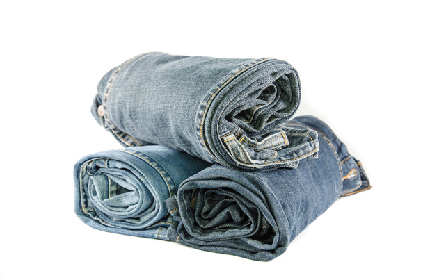 Roll jeans blu denim disposti in pila
 - Foto, immagini